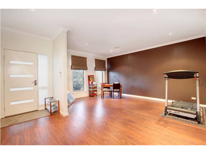 3 Flowerdale Crescent, Roxburgh Park VIC 3064