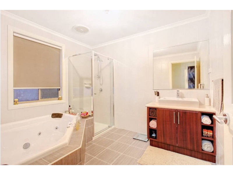 3 Flowerdale Crescent, Roxburgh Park VIC 3064