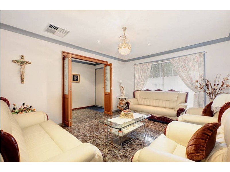 8 Shearer Place, Roxburgh Park VIC 3064