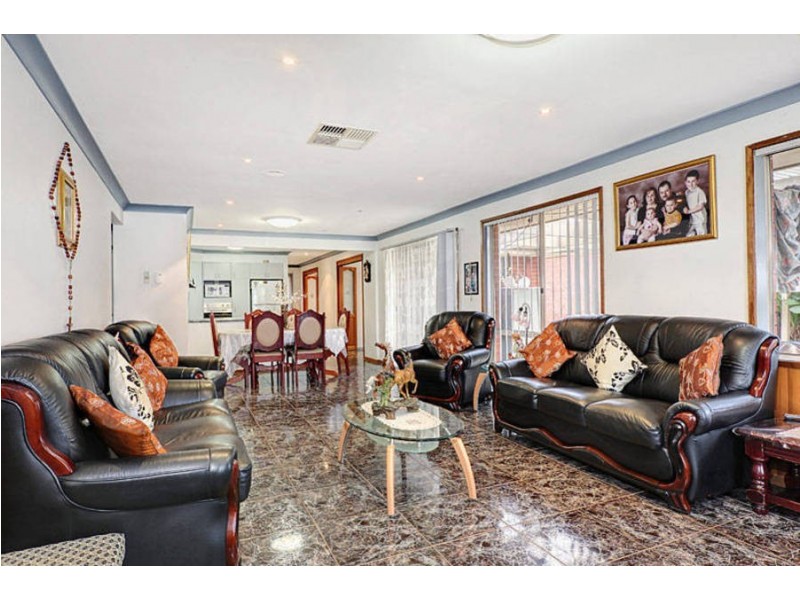 8 Shearer Place, Roxburgh Park VIC 3064