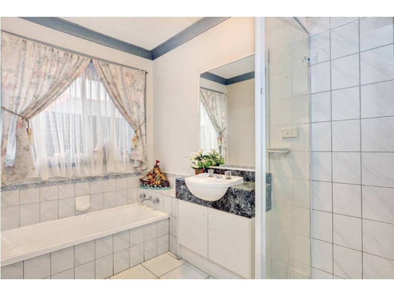 8 Shearer Place, Roxburgh Park VIC 3064