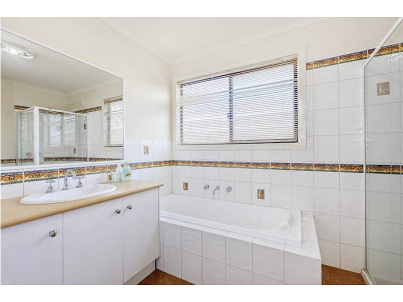 24 Flowerdale Crescent, Roxburgh Park VIC 3064