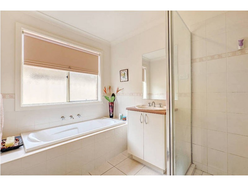 8 Villawood Avenue, Roxburgh Park VIC 3064