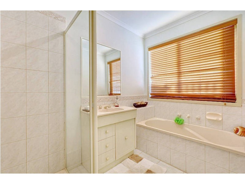 13 Hammond Place, Roxburgh Park VIC 3064