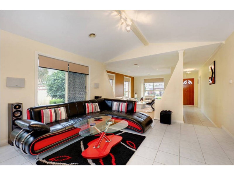 8 Lynx Avenue, Roxburgh Park VIC 3064