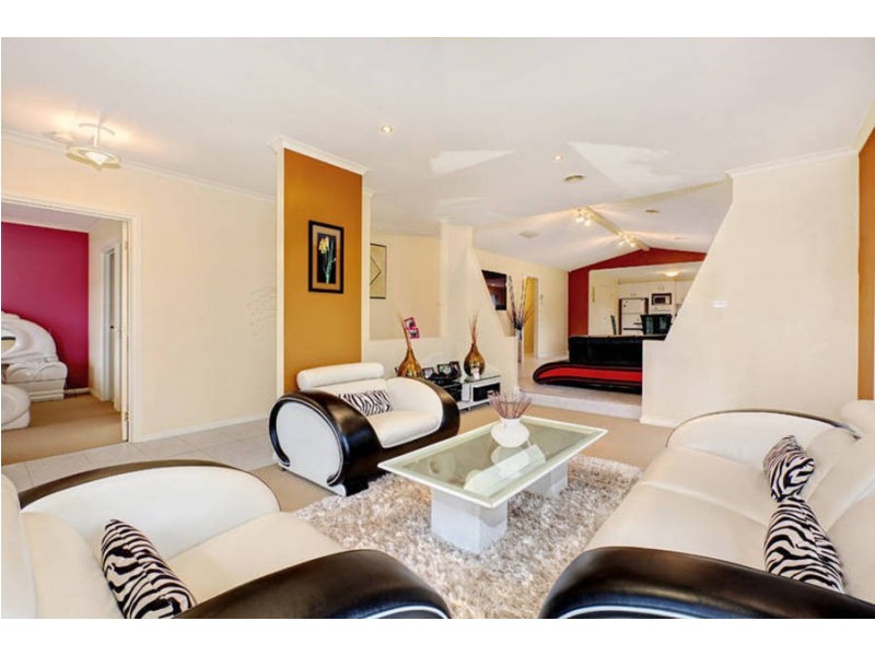 8 Lynx Avenue, Roxburgh Park VIC 3064