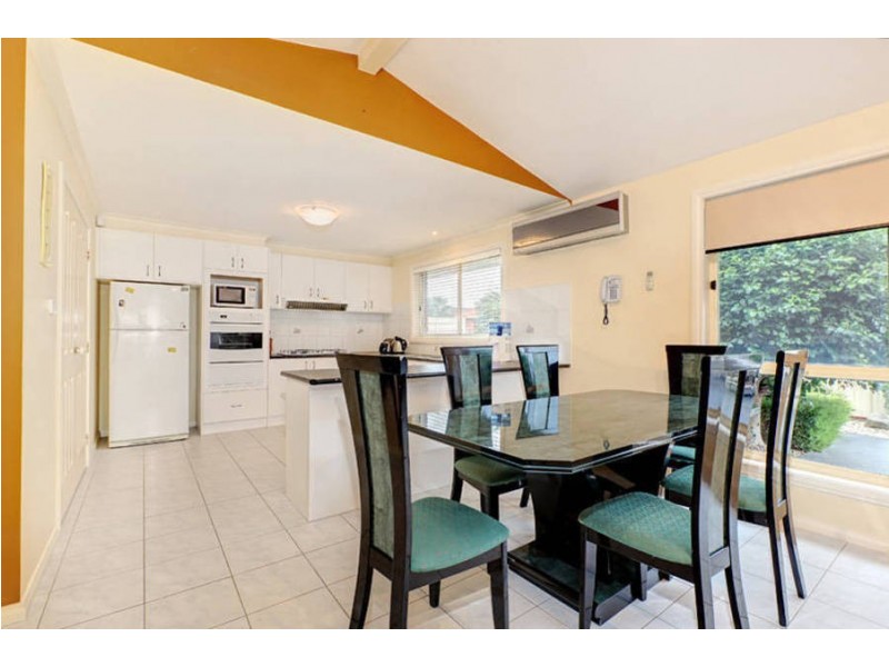 8 Lynx Avenue, Roxburgh Park VIC 3064