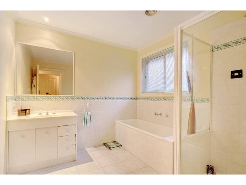 8 Lynx Avenue, Roxburgh Park VIC 3064