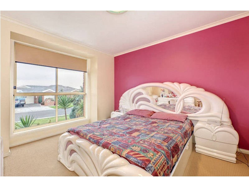 8 Lynx Avenue, Roxburgh Park VIC 3064