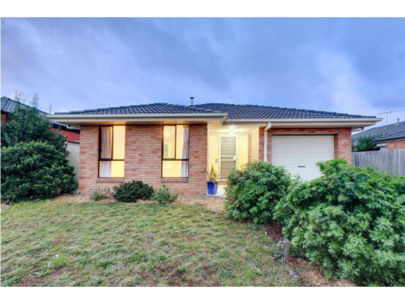 27 McKeown Crescent, Roxburgh Park VIC 3064