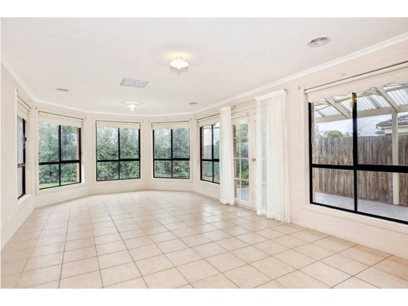 27 McKeown Crescent, Roxburgh Park VIC 3064