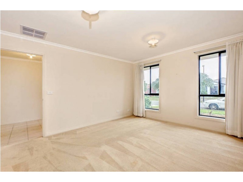 27 McKeown Crescent, Roxburgh Park VIC 3064