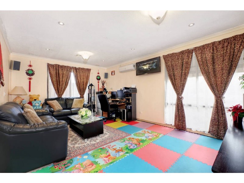 1a Woodburn Crescent, Meadow Heights VIC 3048