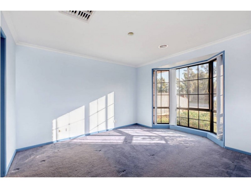 12 Shearer Place, Roxburgh Park VIC 3064