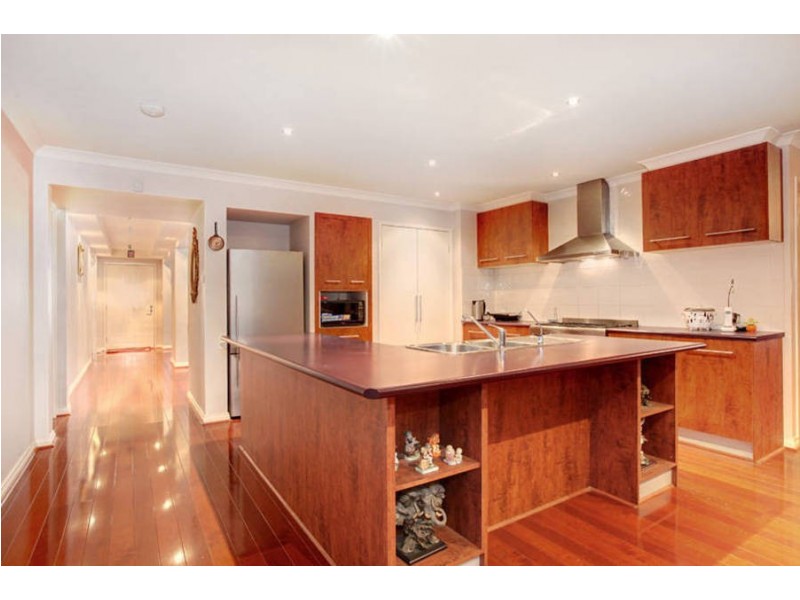 6 Colchester Circuit, Roxburgh Park VIC 3064