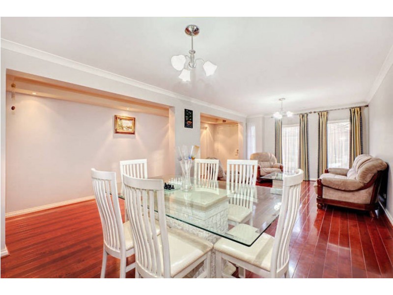 6 Colchester Circuit, Roxburgh Park VIC 3064