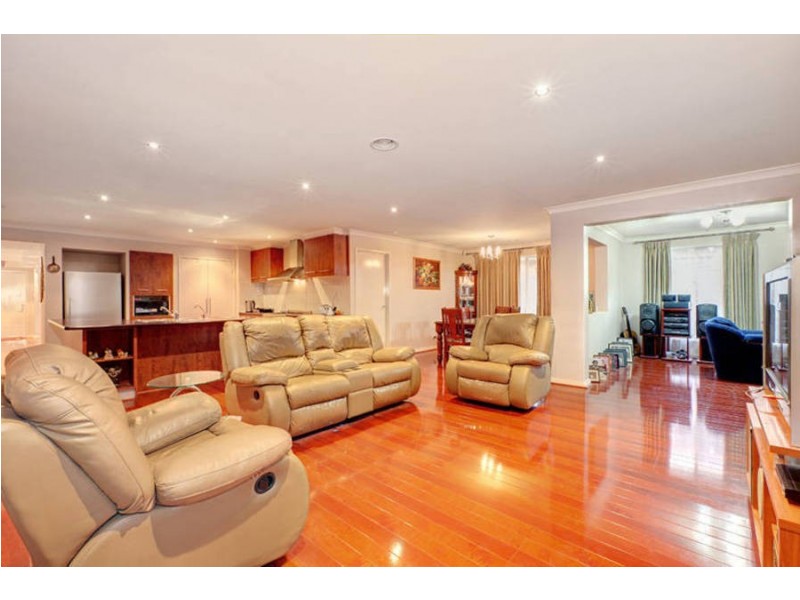 6 Colchester Circuit, Roxburgh Park VIC 3064