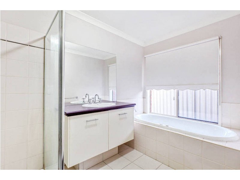 6 Colchester Circuit, Roxburgh Park VIC 3064