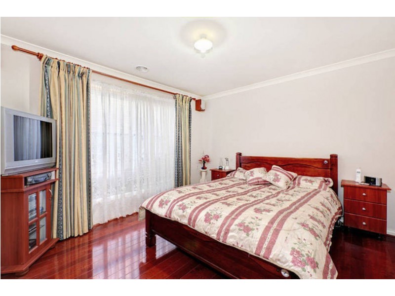 6 Colchester Circuit, Roxburgh Park VIC 3064