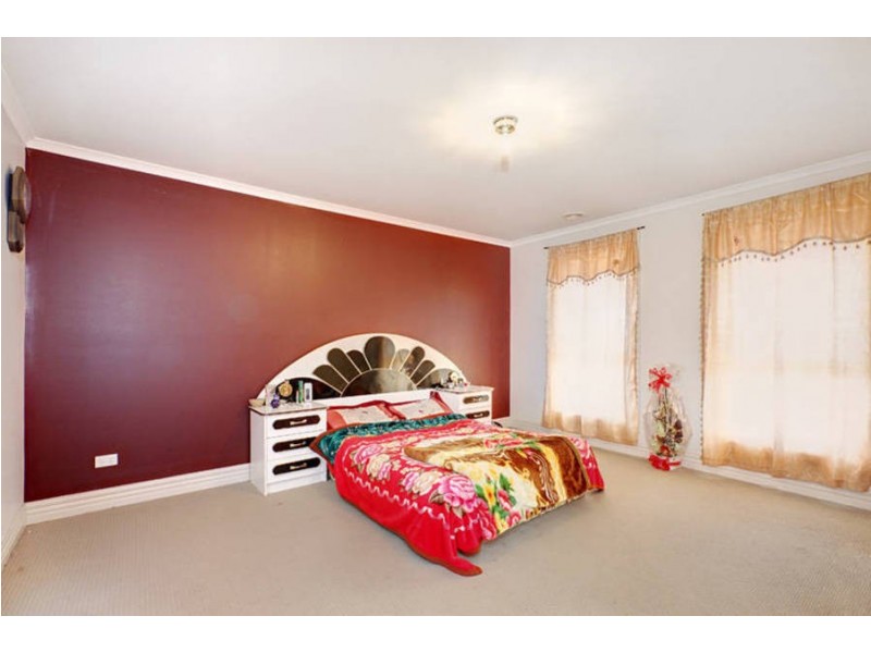 8 Pinelea Court, Roxburgh Park VIC 3064