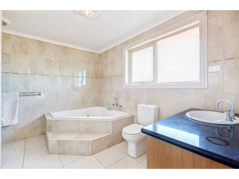 8 Pinelea Court, Roxburgh Park VIC 3064