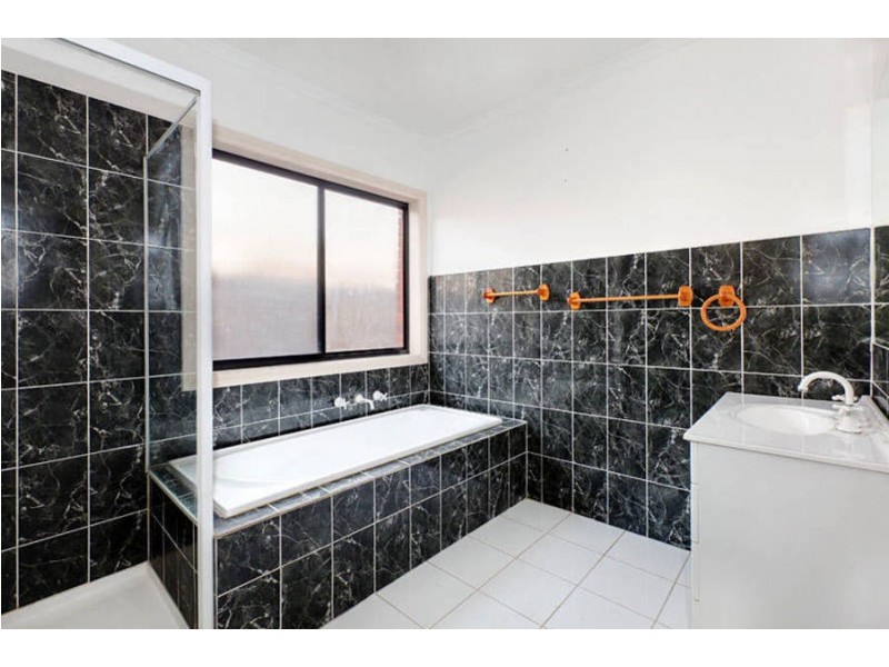 4 Orlando Drive, Roxburgh Park VIC 3064