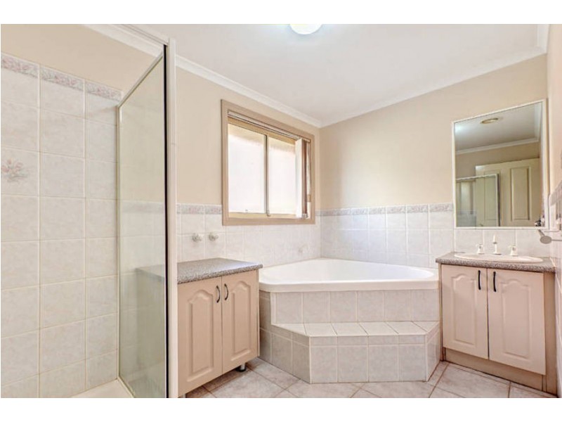 23 McIntyre Avenue, Roxburgh Park VIC 3064