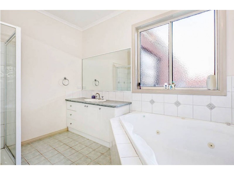 8 Mayfield Mews, Roxburgh Park VIC 3064