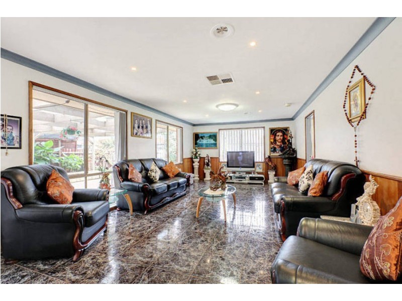 8 Shearer Place, Roxburgh Park VIC 3064