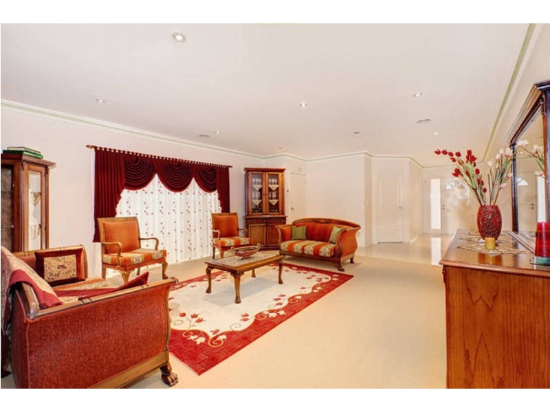 17 Bentley Avenue, Roxburgh Park VIC 3064