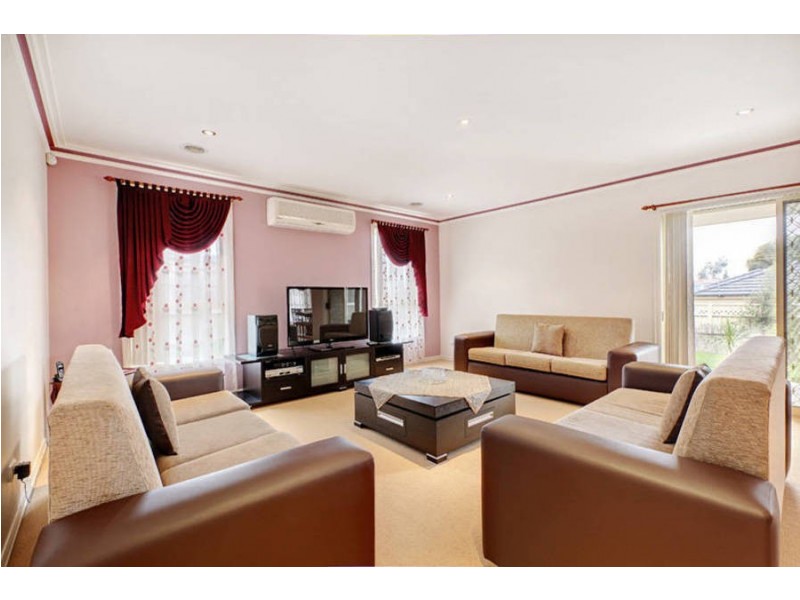 17 Bentley Avenue, Roxburgh Park VIC 3064