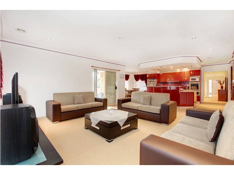 17 Bentley Avenue, Roxburgh Park VIC 3064