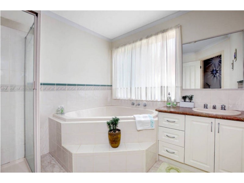 21 Mackellar Drive, Roxburgh Park VIC 3064