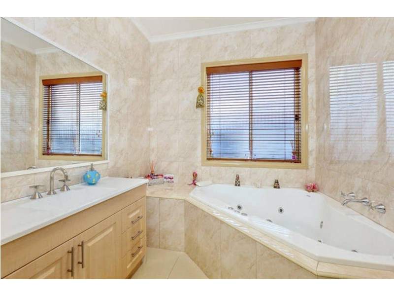 10 Brushwood Circuit, Roxburgh Park VIC 3064