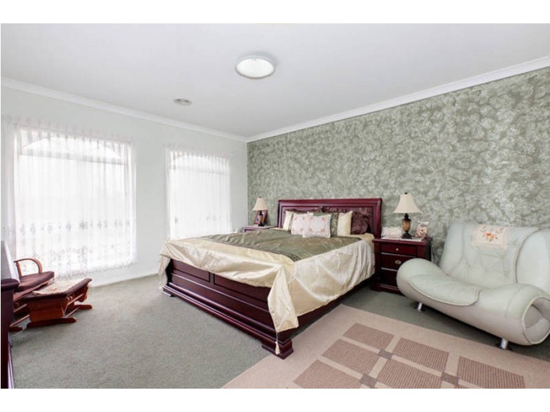 15 Bentley Avenue, Roxburgh Park VIC 3064