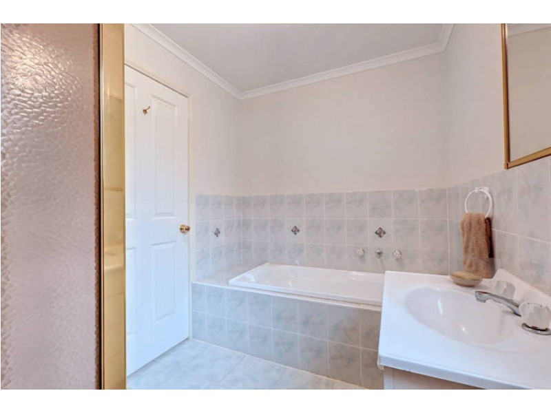 6 Hemsworth Court, Roxburgh Park VIC 3064