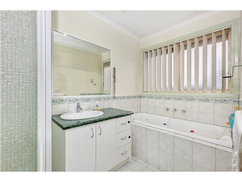 5 Masters Circuit, Roxburgh Park VIC 3064