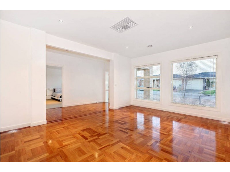 21 Broadway Crescent, Roxburgh Park VIC 3064