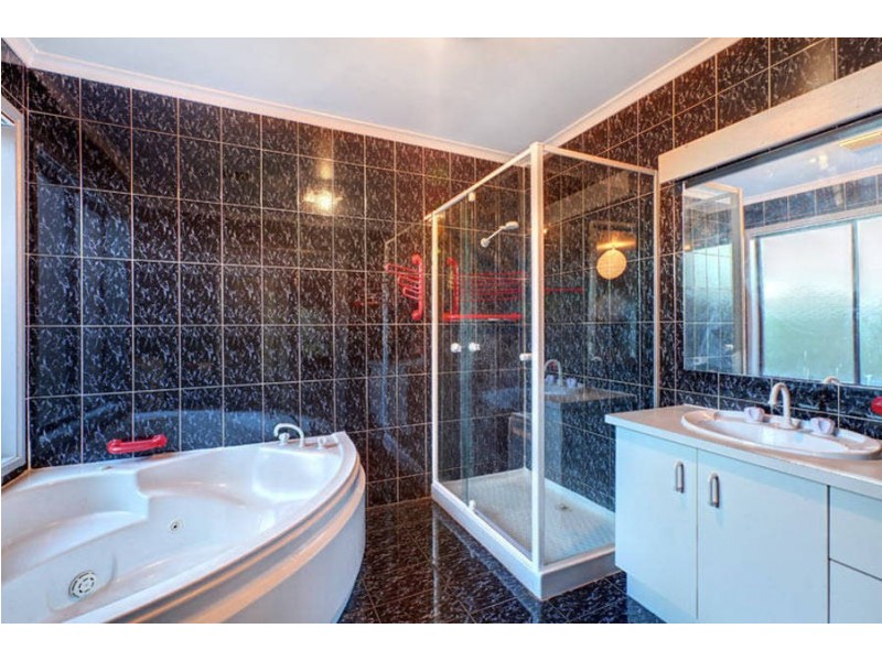 47 Paringa Boulevard, Meadow Heights VIC 3048