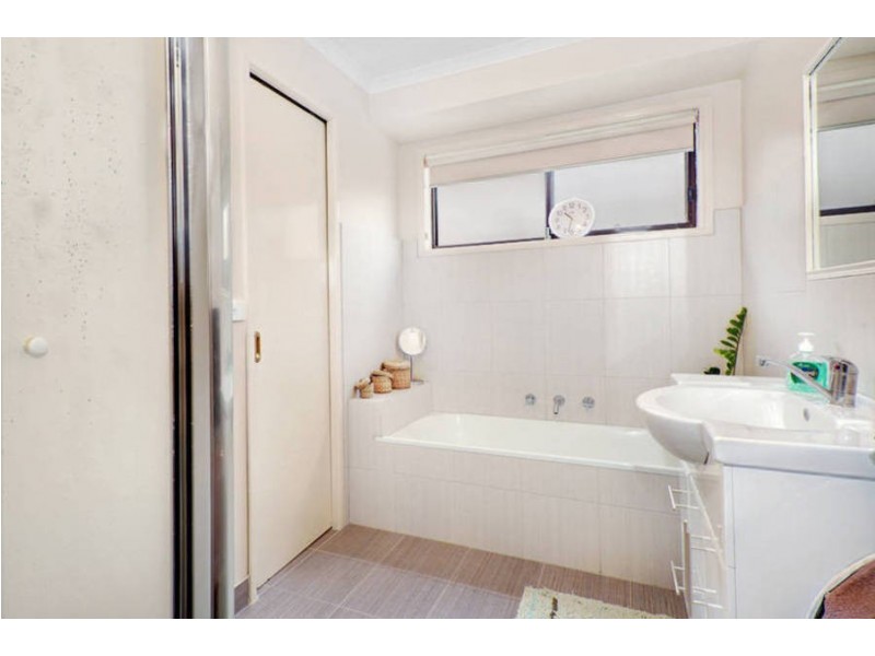 1/15 Bicentennial Crescent, Meadow Heights VIC 3048