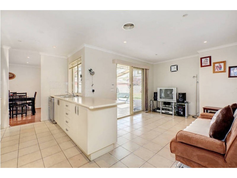 5 Parer Way, Roxburgh Park VIC 3064