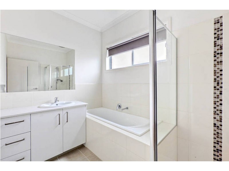 15 Pinnacle Drive, Craigieburn VIC 3064