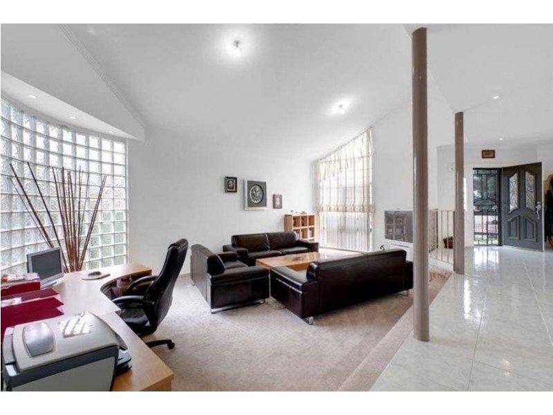 42 Pinnaroo Circuit, Meadow Heights VIC 3048