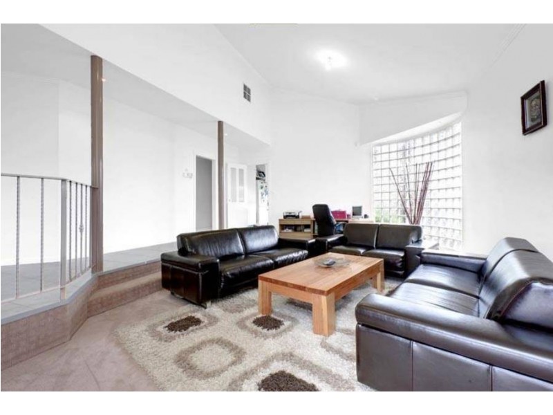 42 Pinnaroo Circuit, Meadow Heights VIC 3048