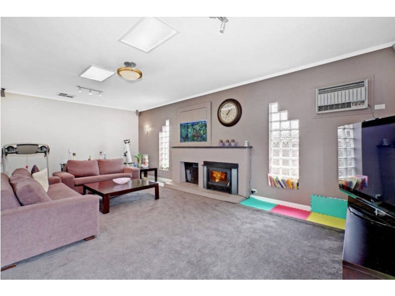 42 Pinnaroo Circuit, Meadow Heights VIC 3048