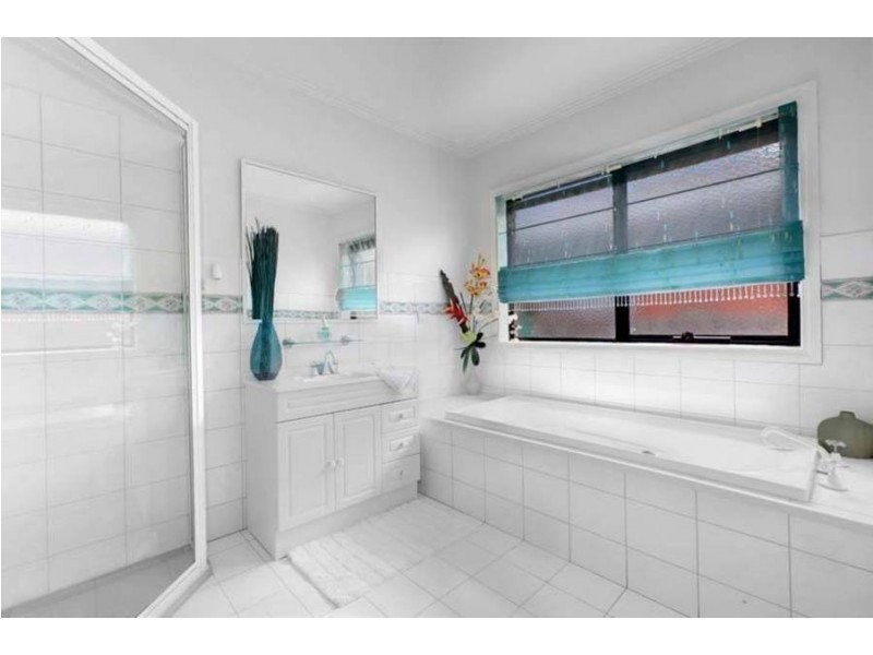 42 Pinnaroo Circuit, Meadow Heights VIC 3048