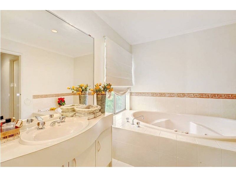 24 Morgan Court, Roxburgh Park VIC 3064