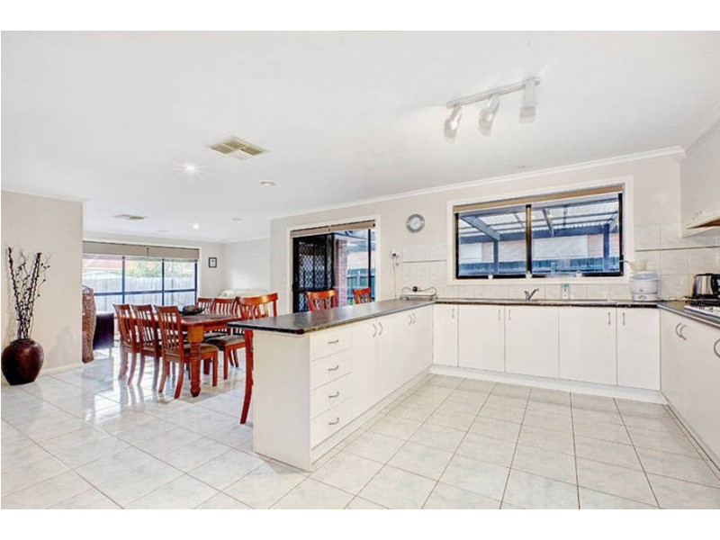 6 Armstrong Court, Roxburgh Park VIC 3064