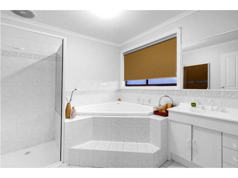 6 Armstrong Court, Roxburgh Park VIC 3064