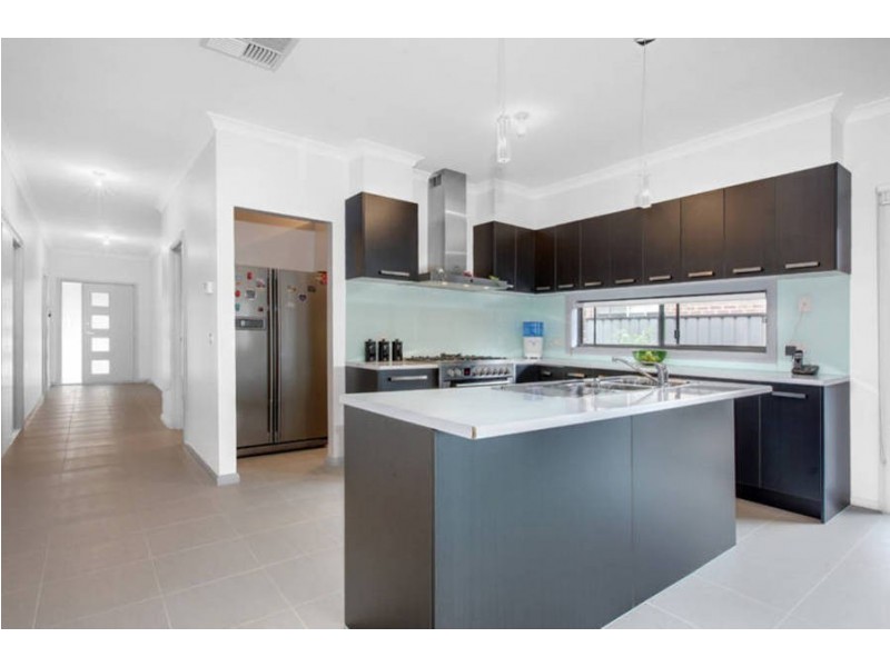 5 Thorngrove Avenue, Craigieburn VIC 3064